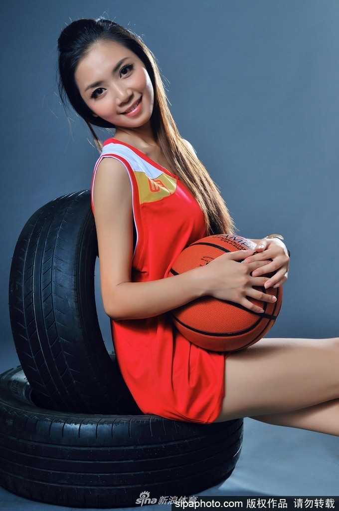 钟苑庄篮球宝贝写真 动感光影间尽展活力美型 钟苑庄扎起清爽马尾,身穿紧身运动背心,手持篮球望向镜头,眼神中透出自信与灵动