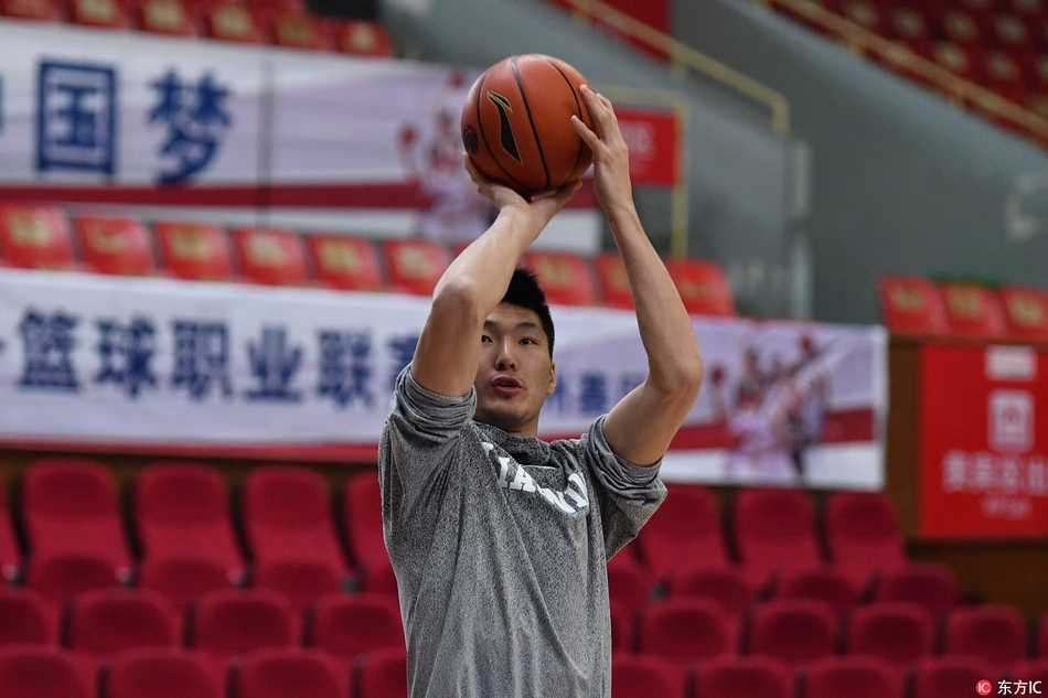 钱塘江畔的磨砺:辽篮杭城备战,剑指队史首冠 哈德森目光如隼,手中的篮球划过杭州的穹顶,划出的弧线仿佛早已瞄准了几个月后的总冠军奖杯。