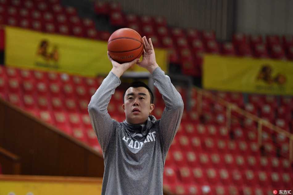 钱塘江畔的磨砺:辽篮杭城备战,剑指队史首冠 刘志轩侧身观望,眼神中透露着沉着与冷静,仿佛能看穿即将到来的对手所有的战术变化。