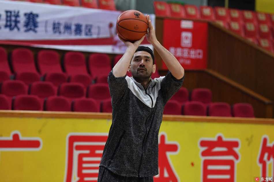 钱塘江畔的磨砺:辽篮杭城备战,剑指队史首冠 郭艾伦运球如风,脚下的步伐如同江南的雨丝般细密,每一次变向都在书写着新星崛起的篇章。