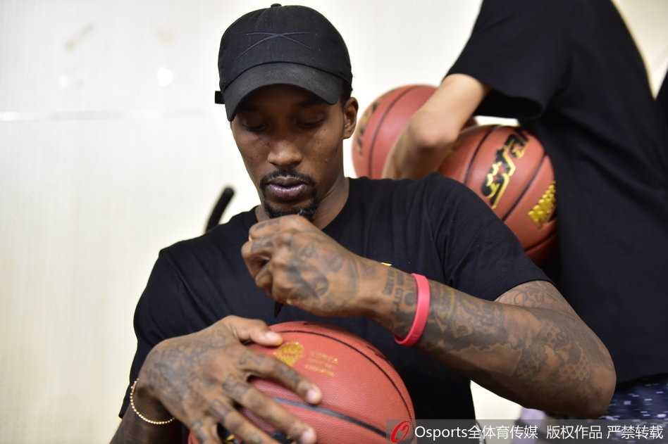 钻石之光闪耀校园:回顾斯科拉在太原五中的那场温暖邂逅 斯科拉在互动环节亲自上阵指导五中篮球队的小队员,他弯下腰耐心地比划着篮下进攻的跑位路线,眼神专注而温和,身旁的年轻球员们听得聚精会神。