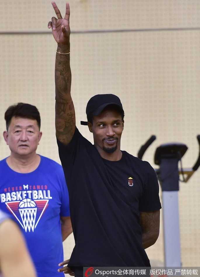 钻石之光闪耀校园:回顾斯科拉在太原五中的那场温暖邂逅 活动尾声,山西男篮全队与太原五中师生代表合影留念,斯科拉站在后排中央,一手拿着互赠的礼物,标志性的笑容定格在这一温暖的公益瞬间。