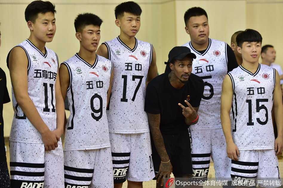 钻石之光闪耀校园:回顾斯科拉在太原五中的那场温暖邂逅 比赛暂停间隙,斯科拉被一群小球员团团围住索要签名,他半蹲着身子尽量与孩子们平视,认真地在本子上签下名字,这一幕让人倍感温馨。