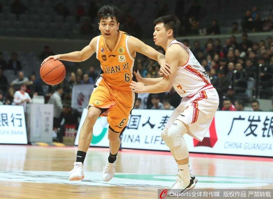 斯科拉在八一队禁区如钻石般闪转腾挪，用标志性脚步晃开防守后稳健跳投。