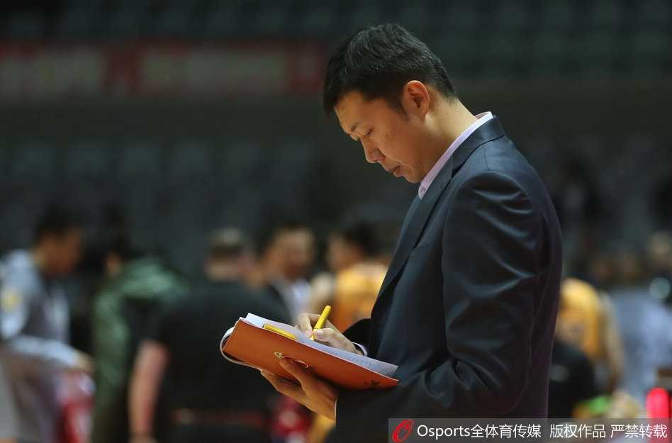 曾令旭鬼魅般突破八一防线，眼神余光扫视队友位置，一记穿云传球即将撕裂防守。