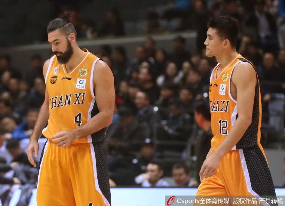 比赛终场哨响，记分牌数字定格，球场灯光映照下球员们虽疲惫却依然坚毅的身影。