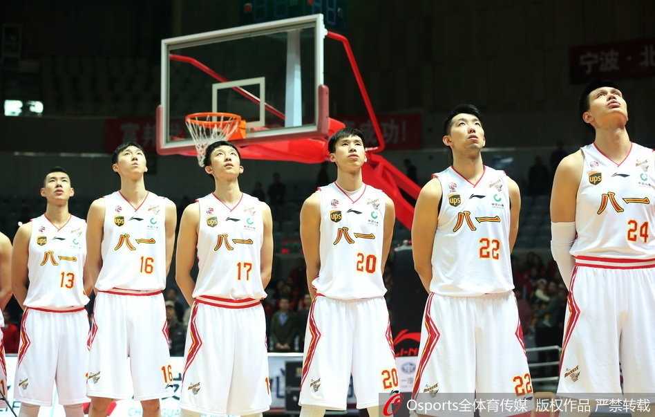 闫鹏飞在八一队员头顶上演双手霹雳灌篮，整个篮架都在他的暴力美学下颤抖。