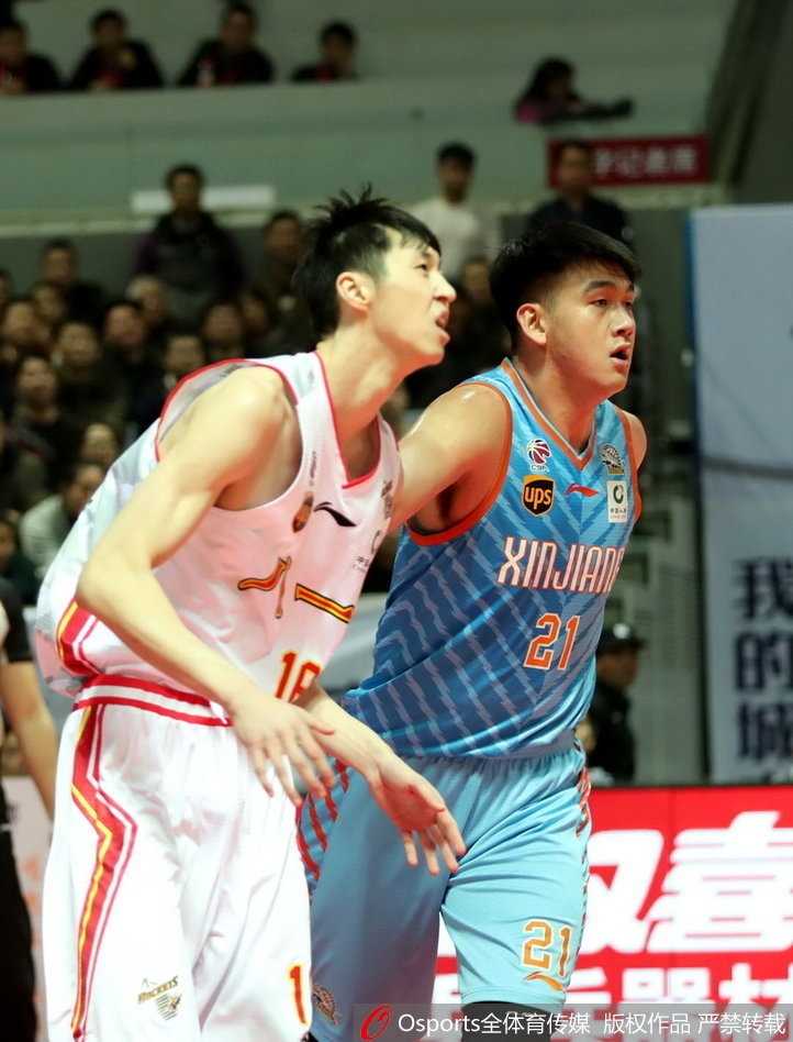 铁军主场亮剑虽败犹荣,新疆末节发力攻陷宁波 新疆队西热力江在八一队主场球迷震耳欲聋的呐喊声中,依然沉着冷静地出手超远三分,篮球在空中旋转着飞向篮筐。