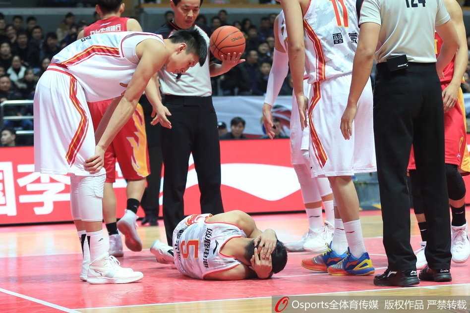 铁军主场爆发终结连阴,八一男篮力擒吉林赢下赛季第三胜 刘航初在严密防守下强行突破,他像一辆重型坦克碾入禁区,与对方内线发生剧烈身体对抗后,依然顽强地将球放入篮筐,展现了军人球员的硬汉本色。