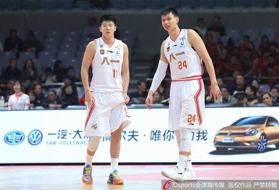 铁军主场爆发终结连阴,八一男篮力擒吉林赢下赛季第三胜 雷蒙在三分线外觅得良机,他眼神坚定,手起刀落,皮球在空中划出一道彩虹般的优美弧线,精准贯穿篮网,瞬间引爆了主场球迷的热情。