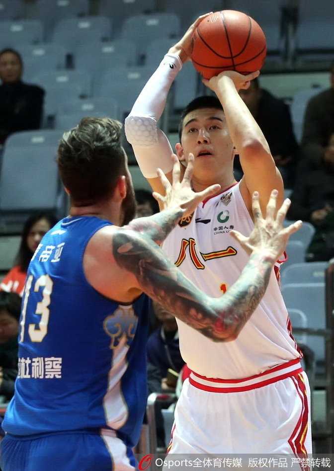 铁军主场虽败犹荣,江苏肯帝亚豪取五连胜 八一队小将雷蒙在三分线外果断出手,皮球在空中划出一道美丽的弧线,他的眼神中充满了对胜利的渴望。