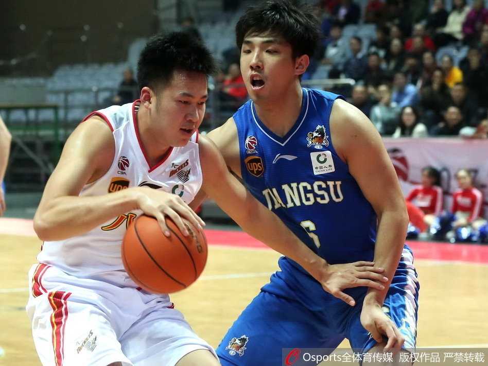 铁军主场虽败犹荣,江苏肯帝亚豪取五连胜 江苏队大外援拉杜利察在八一队内线悍将的贴身紧防下,依然稳稳地将球放入篮筐,肌肉的碰撞仿佛都清晰可见。