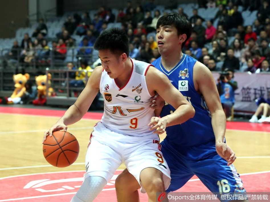 铁军主场虽败犹荣,江苏肯帝亚豪取五连胜 八一队内线付豪在江苏队两人夹击的缝隙中强行起跳上篮,展现了年轻球员初生牛犊不怕虎的锐气。