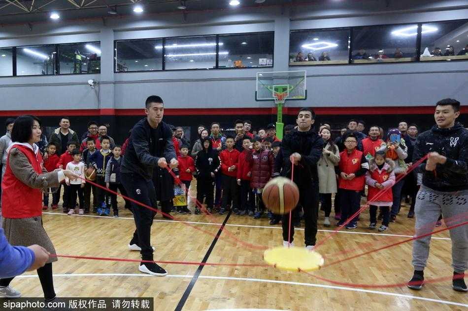 铁军冬日暖甬城 大郅携八一男篮与宁波球迷深情互动 王中光指导被热情的球迷层层围住,他低头仔细辨认着球迷递来的每一件纪念品,眼神专注而亲切。