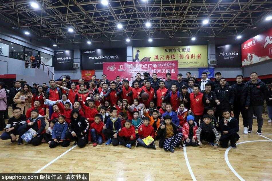 铁军冬日暖甬城 大郅携八一男篮与宁波球迷深情互动 王治郅面带微笑,耐心地为每一位翘首以盼的球迷在篮球和球衣上签下名字,举手投足间尽显名宿风范。