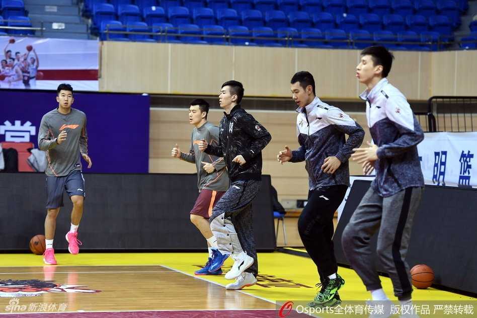 铁军在即,运筹帷幄——回望八一队赛季关键备战时刻 训练场上队员们正在进行高强度对抗,汗水飞溅,眼神中透露出不服输的斗志,仿佛在无声地宣告:铁军的脊梁永远不会弯曲。