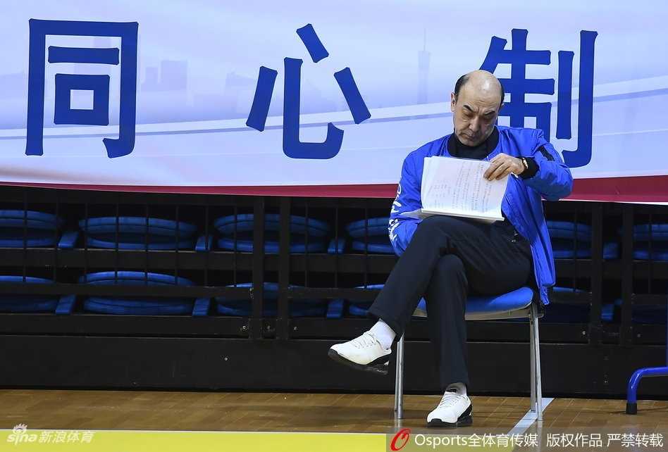 铁军在即,运筹帷幄——回望八一队赛季关键备战时刻 训练场边的战术板上,密密麻麻地画满了战术路线,旁边是阿的江指导留下的笔记,无声地诉说着一位统帅为比赛付出的心血。