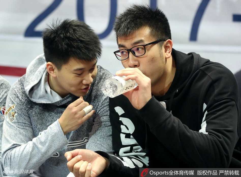 邹雨宸在场边神情严肃若有所思