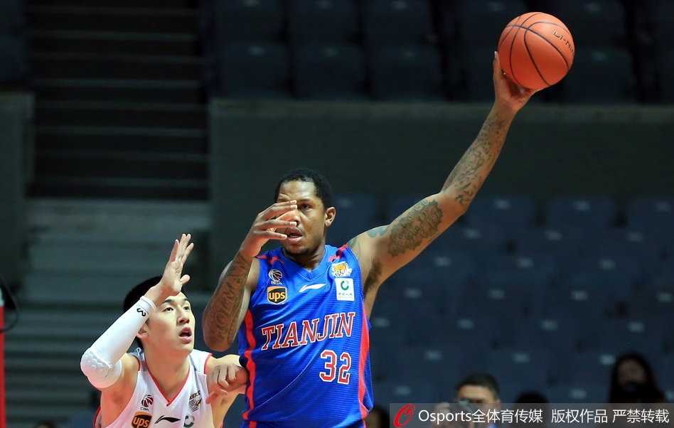 八一队球员在主场观众的欢呼声中激情拥抱，庆祝这来之不易的赛季首胜，他们脸上压抑已久的情绪在这一刻彻底释放