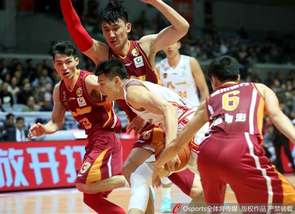 八一队许钟豪在内线以一敌二，利用梦幻脚步晃开防守，柔和地勾手投篮，展现出扎实的内线技术。