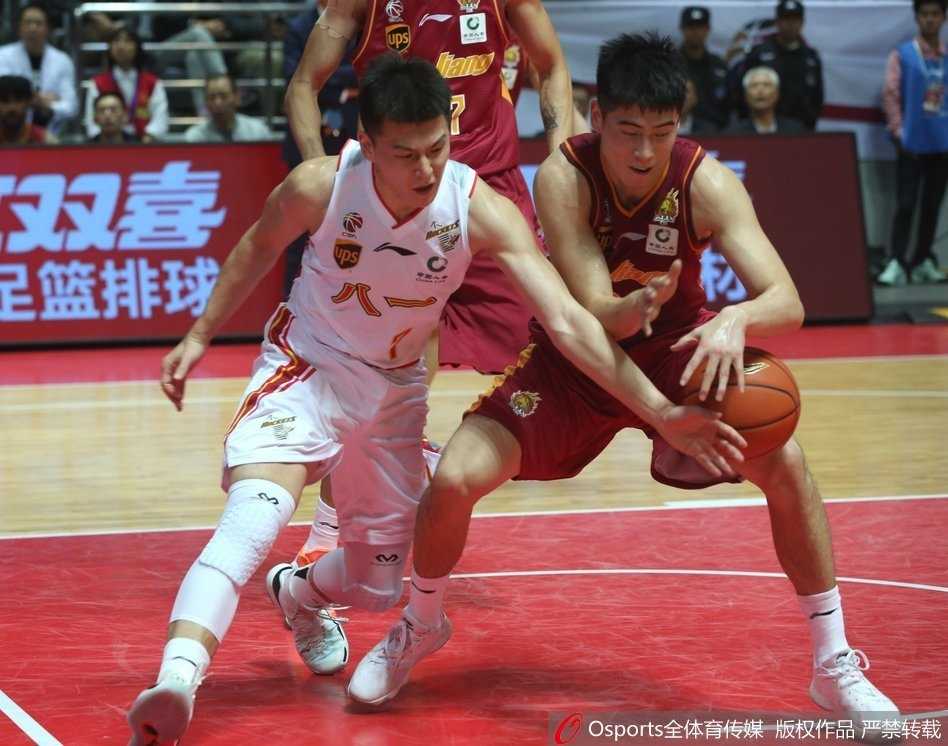 浙江外援斯托克斯在八一内线群中强行起跳，双手将球砸进篮筐，展现出惊人的力量和统治力。