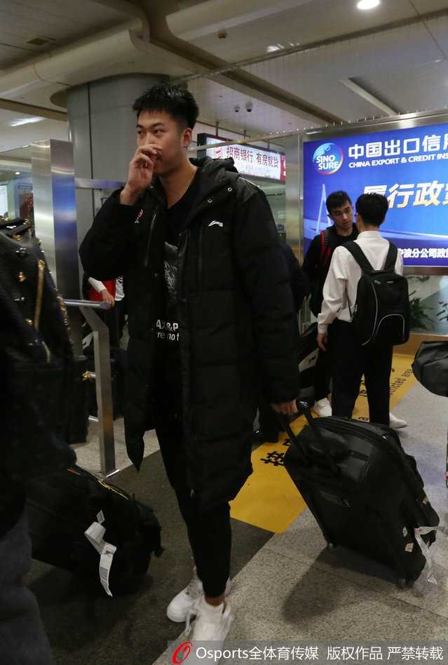 面对镜头，主教练阿的江双手插兜，神情严肃地与身旁的领队交流，眉宇间透露出对新赛季困难准备的分析与思考。