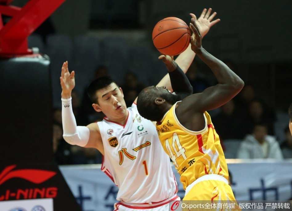 同曦队老将唐正东在篮下使出标志性的背身单打，利用厚实的身板顶开防守，准备完成决定性的一击。