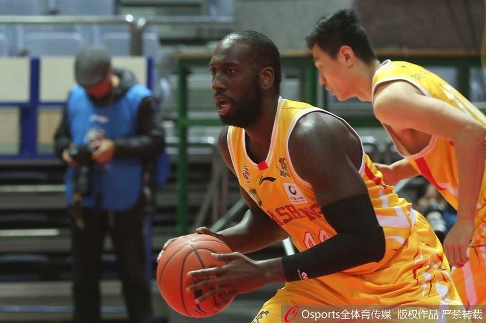 同曦外援希克森在八一队内线球员的严密防守下，依然强行起跳，将球放入篮筐，展现强大的个人能力。