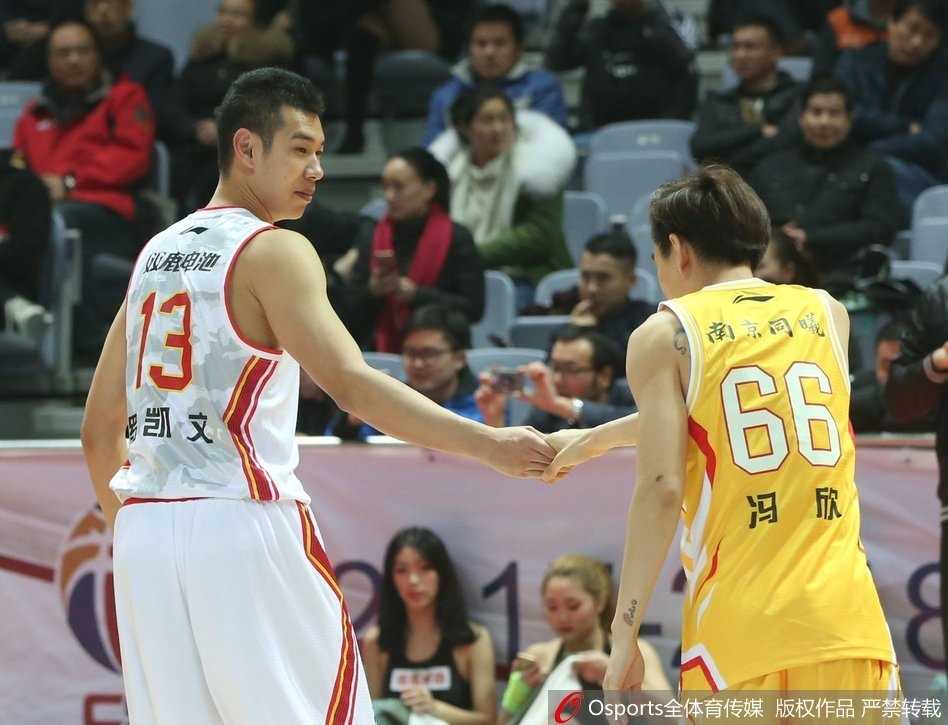 终场哨响后，同曦队球员们激动地拥抱在一起，庆祝这场来之不易的客场胜利，背景是失落离场的八一队员。