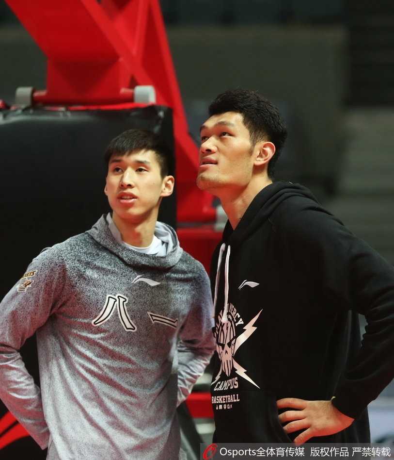 王磊与八一球员田宇翔头部轻触，进行了一次男人间的撞肩礼。这个瞬间充满了力量与温情，无需过多言语，肢体语言已经传递了所有关于信任与尊重的信号。