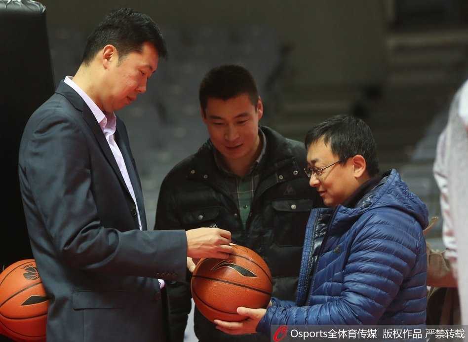 王磊看着熟悉的八一青年队队友，脸上洋溢着抑制不住的笑容。他伸出手似乎想要拍拍对方，尽管身上穿着的是山西汾酒的训练服，但那份对年轻球员的关爱，仿佛他从未离开过这个大家庭。