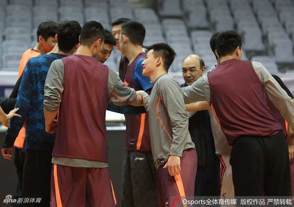 刘航初在对手的严密防守下强行突破，身姿如弓，眼神如炬，篮球仿佛与他融为一体，迸发出一往无前的气势，这一刻他刷新了个人生涯得分的新纪录。