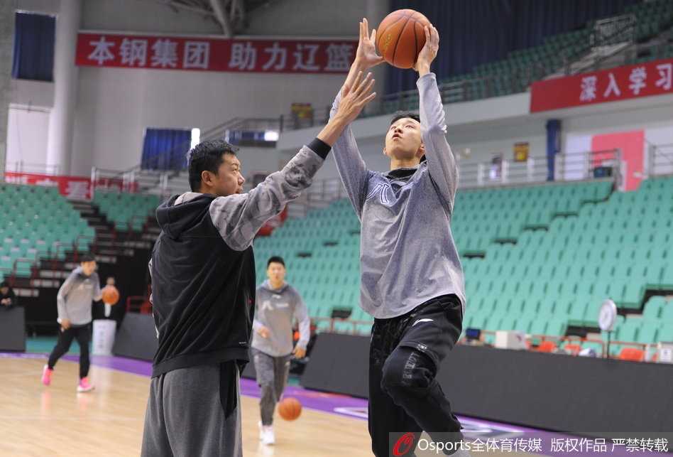 训练中王治郅情绪投入，面对球员的防守动作，他眉头微皱，立即进行纠正，确保每一个细节都执行到位。