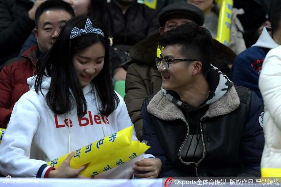 赛后，刘炜与这对因篮球而结缘的新人合影留念。他亲切地揽着这位幸运男球迷的肩膀，画面定格在篮球、汗水、爱情与梦想交汇的这一刻，成为CBA赛场又一段广为流传的佳话。