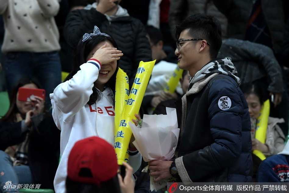 刚刚还在中场休息室为队友布置战术的哈达迪，此刻也放松了紧绷的表情，和队友们一起为这对新人鼓掌，铁汉柔情的反差萌感染了现场的每一位球迷。