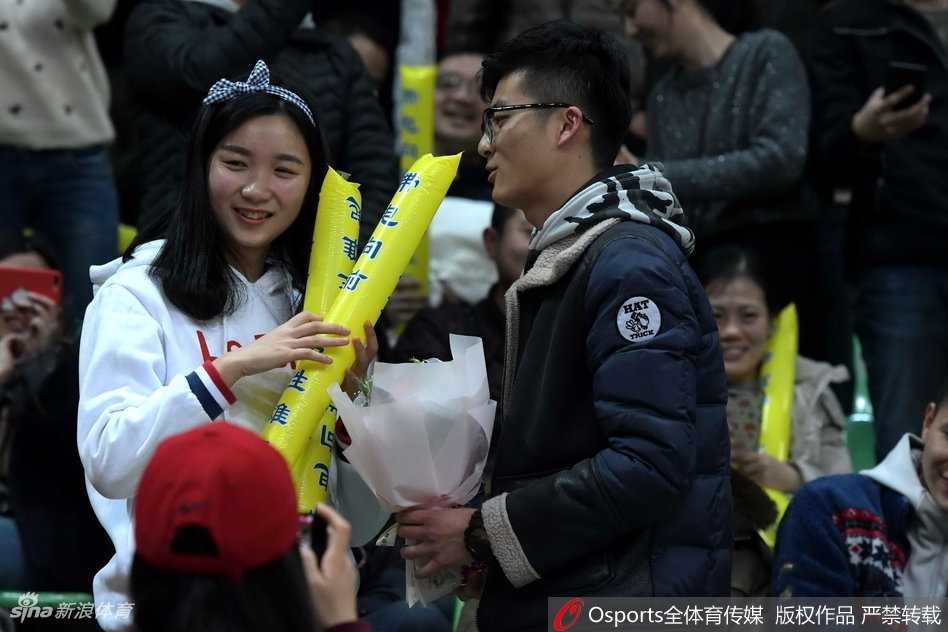 刘炜微笑着接过话筒，眼神中满是过来人的慈祥与祝福，他对着这对新人说着什么，似乎在叮嘱他们要永远珍惜此刻的幸福，现场气氛温馨至极。