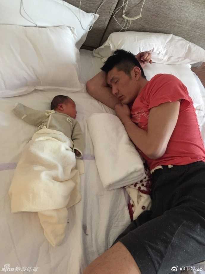 卫猛抱着儿子，小家伙趴在爸爸宽厚的肩膀上，显得无比安心。这个坚实的臂膀，曾经扛起过球队的内线防守，如今也扛起了对家庭的责任与爱。