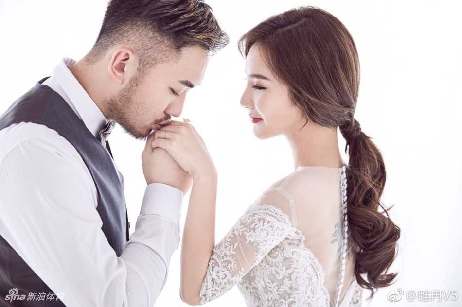 新娘依偎在睢冉宽阔的肩头，脸上洋溢着幸福甜美的笑容，两人间的甜蜜气息仿佛要溢出屏幕，真是羡煞旁人。