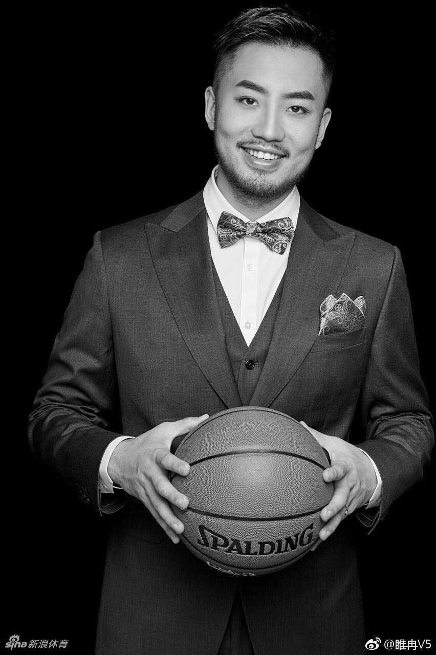 新娘一袭华丽白纱，身材高挑曼妙，睢冉在一旁深情注视，眼中满是欣赏与爱意，这一瞬间的美好被镜头永恒定格。