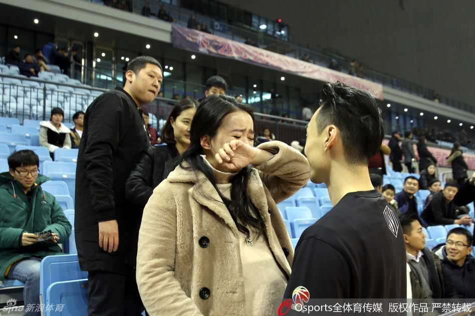 孟达与妻子在婚礼上甜蜜互动，两人手挽手走过鲜花拱门，新娘手持捧花，孟达则一脸幸福地看着身边的爱人，画面温馨感人。