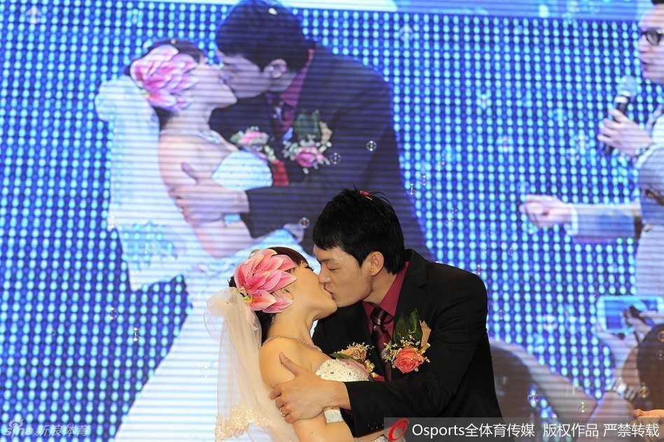 陈江华在婚礼现场动情热吻爱妻，两人紧紧相拥，闭着眼睛享受着这一刻的甜蜜，仿佛周围所有的喧嚣都已静止，只剩下彼此的心跳。