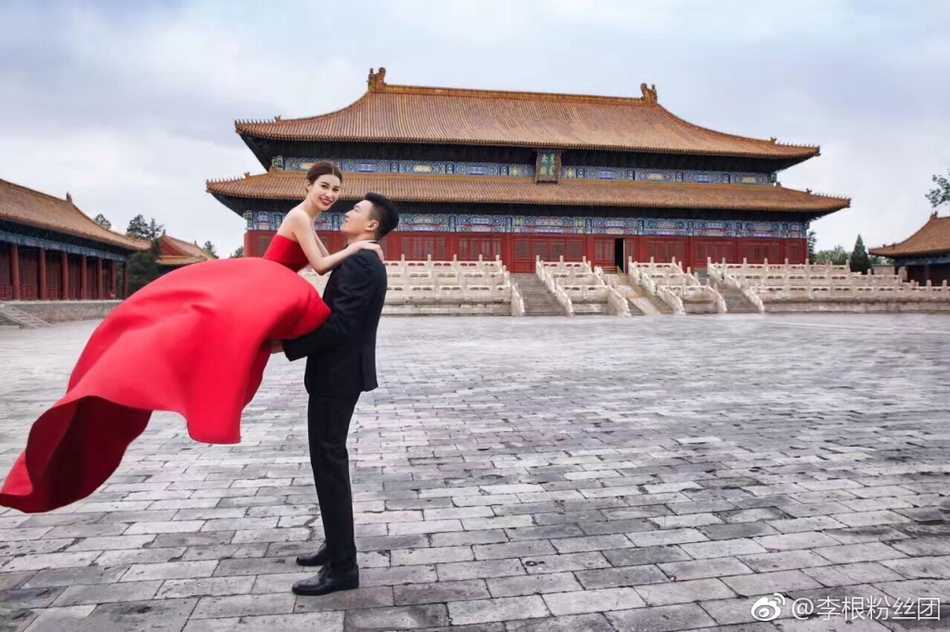 李根身着国家队队服凝视远方，眼神坚定而深邃，身旁的妻子则温柔注视，仿佛在说无论赛场风雨，我都是你最坚实的后盾。