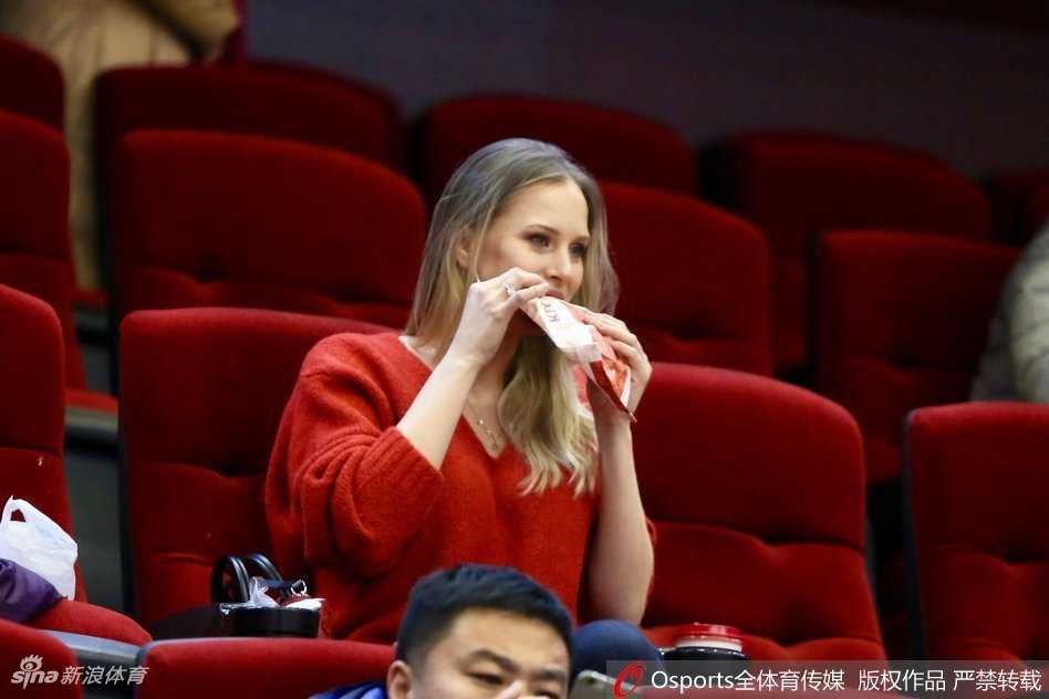 中场休息时，莫泰妻子安静地坐在座位上，侧颜轮廓精致如画。面对球迷偶遇的合影要求，她总是展现出亲切的微笑，毫无名模架子，温柔似邻家姐姐。