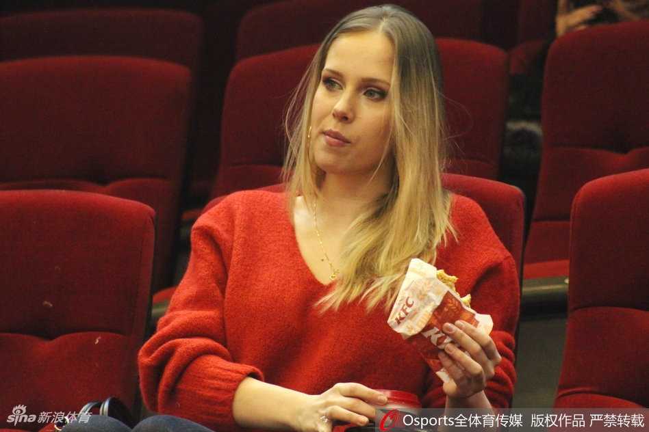 赛场灯光如昼，莫泰妻子用手轻掩朱唇，眉宇间流露出对夫君每一次攻防的牵挂，那份略带紧张的关切之情，比任何妆容都更加动人。