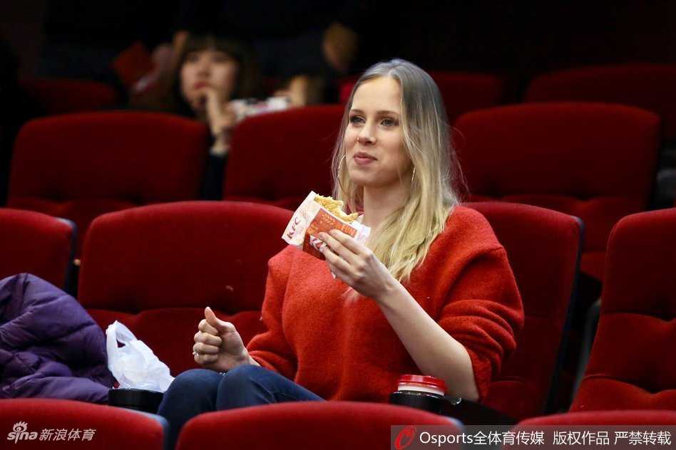 莫泰爱妻身着一袭简约便装端坐于看台，温婉浅笑，眼神紧紧追随着赛场上丈夫的身影，那份专注与深情，仿佛让周遭的喧嚣都安静了下来。