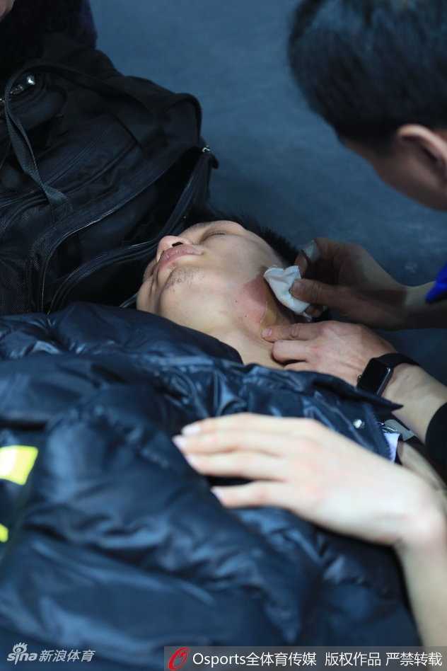 受伤后的许钟豪眼神坚毅，任由队医在血肉模糊的眉骨处穿针引线，剧痛之下眉头紧锁却一声不吭，尽显硬汉本色。