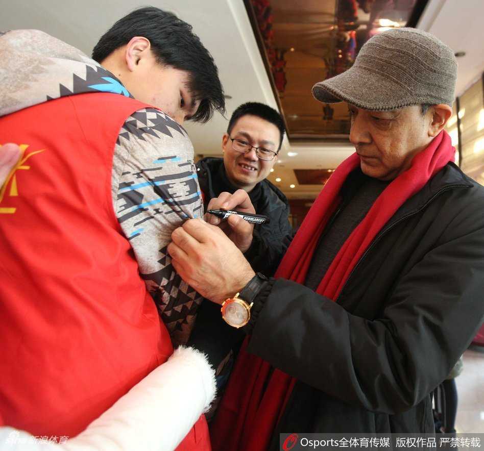 几名年轻球迷高举着自制的应援牌，上面手写着“谢谢你们，我们的八一！”“宁波永远是你的家”等字样，眼神中满是不舍与感激。