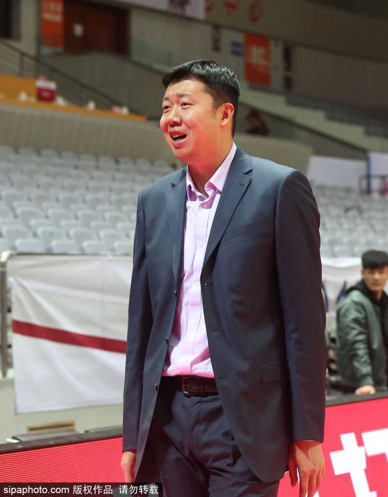 铁血军魂犹在,大郅温情暖甬城:八一迎战同曦赛前特写 比赛即将开始,王治郅最后拍了拍八一队年轻中锋的肩膀,眼神坚毅地指向球场,仿佛将守护球队荣耀的重担传递给了下一代。