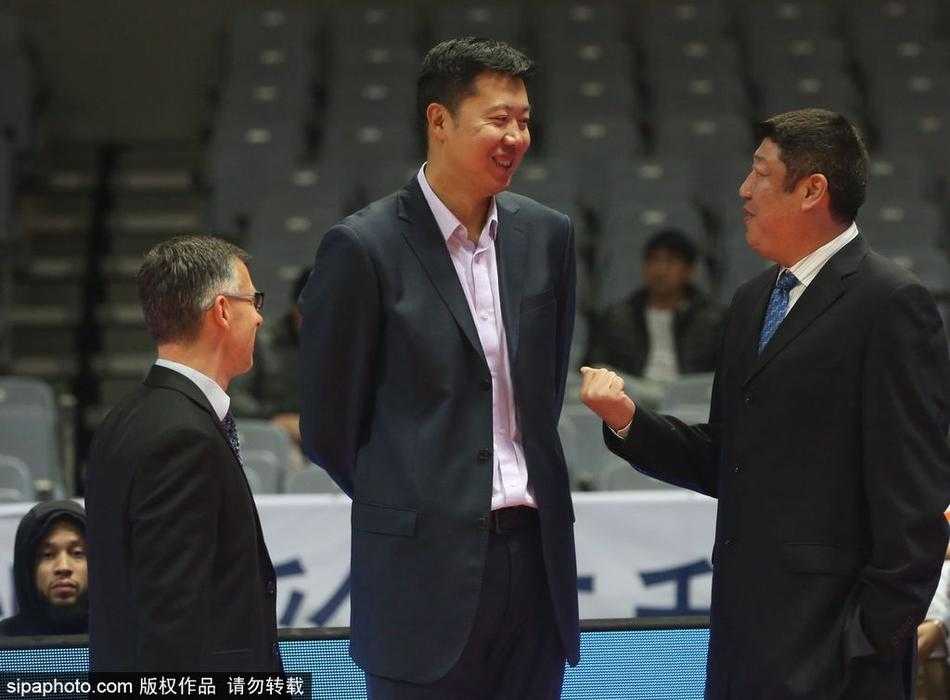 铁血军魂犹在,大郅温情暖甬城:八一迎战同曦赛前特写 赛前热身区域,王治郅与江苏同曦队的一名年轻球员击掌问候,脸上洋溢着温暖而谦逊的笑容,毫无传奇球星的架子。