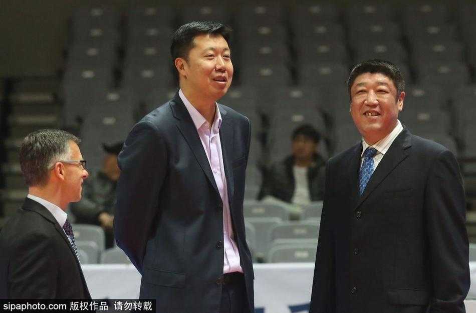 铁血军魂犹在,大郅温情暖甬城:八一迎战同曦赛前特写 王治郅与江苏同曦外援希克森在场边交流,大郅用手指向场上比划,似乎在探讨刚才的某个进攻跑位,沟通跨越了语言障碍。